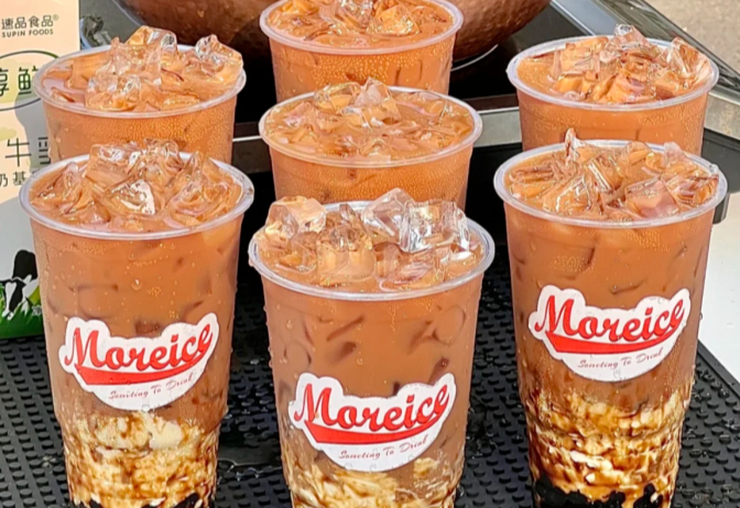 一口就齁两口就饱,嫌霸王茶姬们淡如水的打工人流行花30喝杯「液体咸蛋糕」?