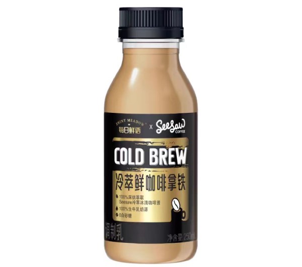每日鲜语&nbsp;x&nbsp;seesaw&nbsp;&nbsp;coffee推出的冷萃鲜咖啡拿铁