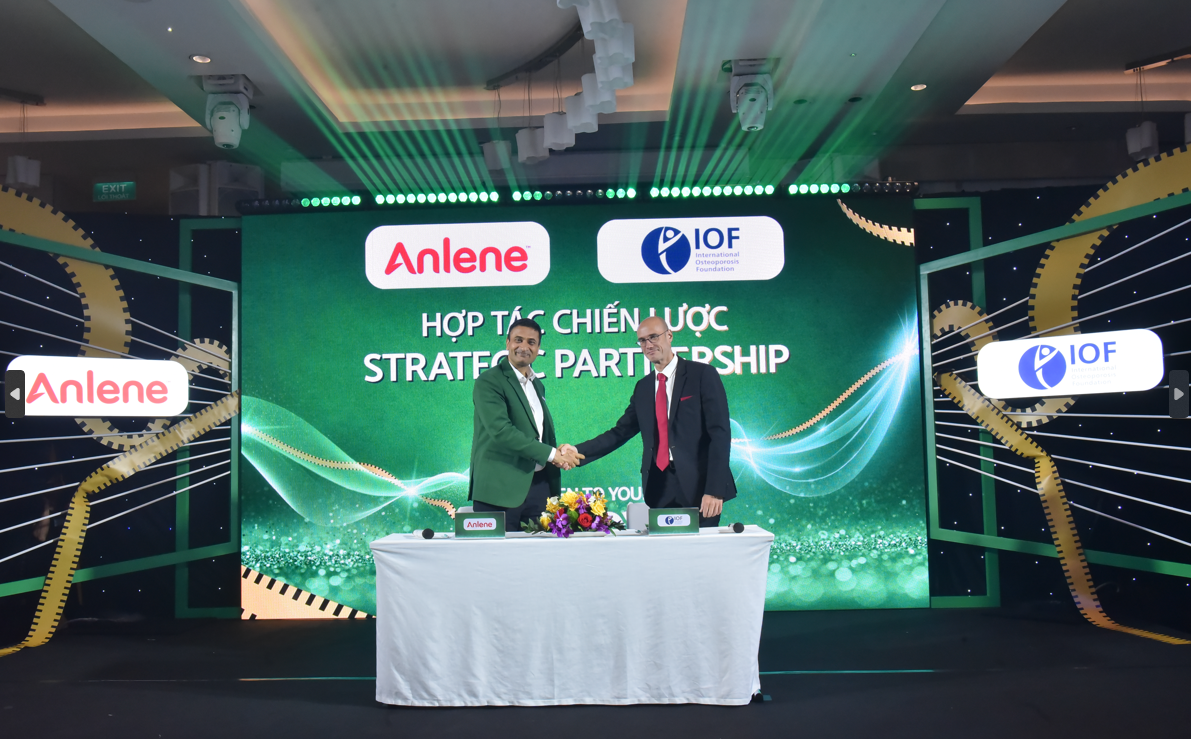 安怡与iof签约现场图片