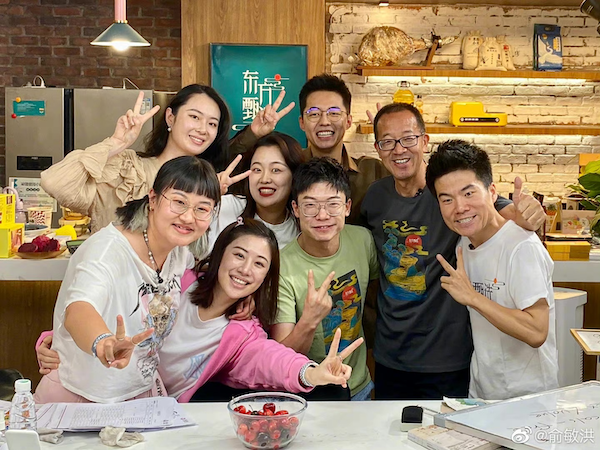 东方甄选主播与俞敏洪合影