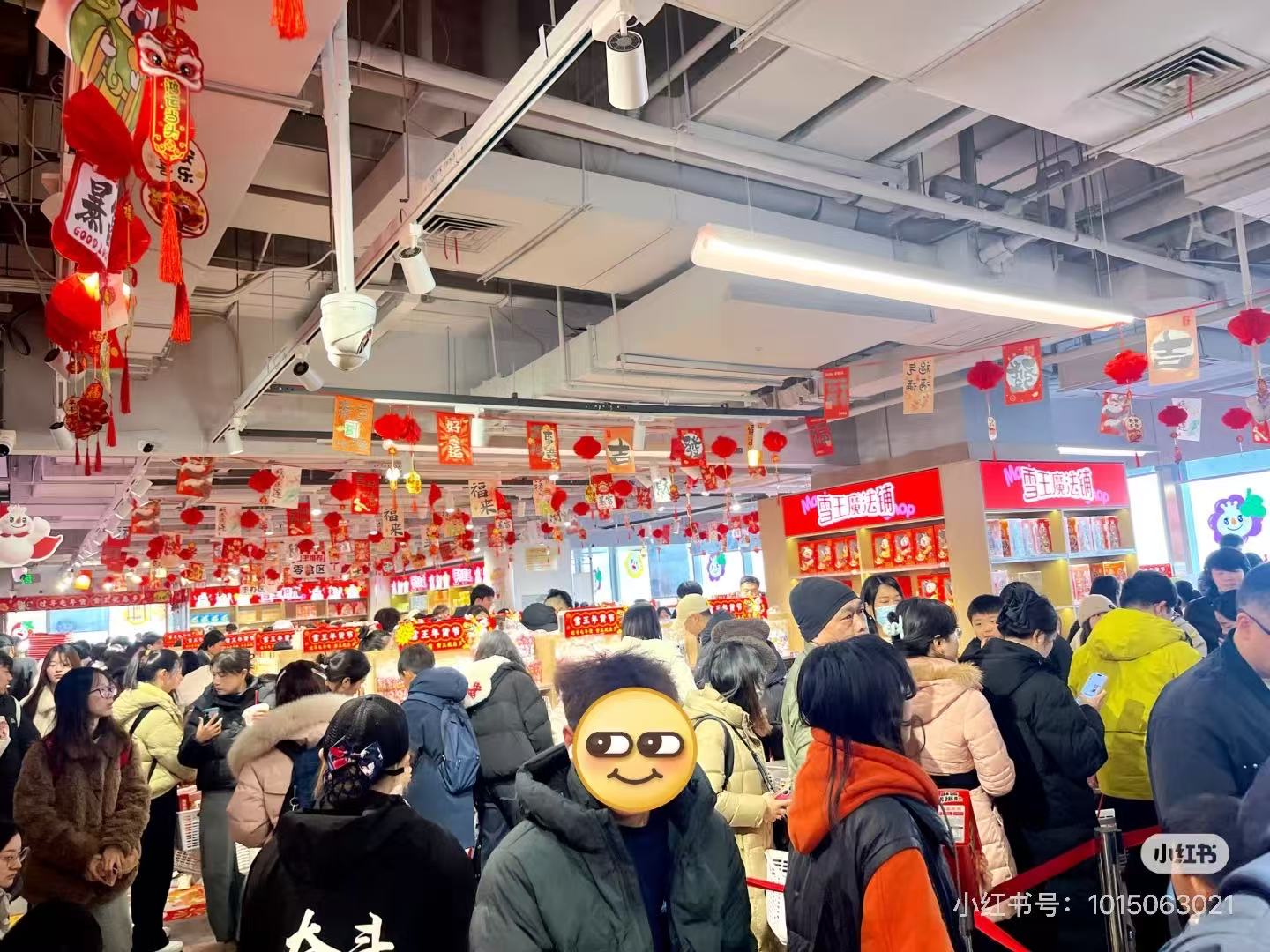 许多消费者抢购雪王年货