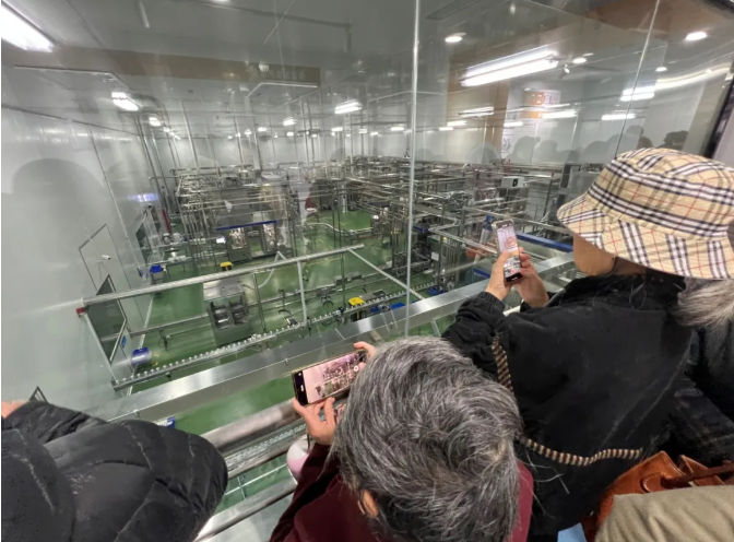 游客在参加「海河」工业游 图片来源：公众号@天津广播