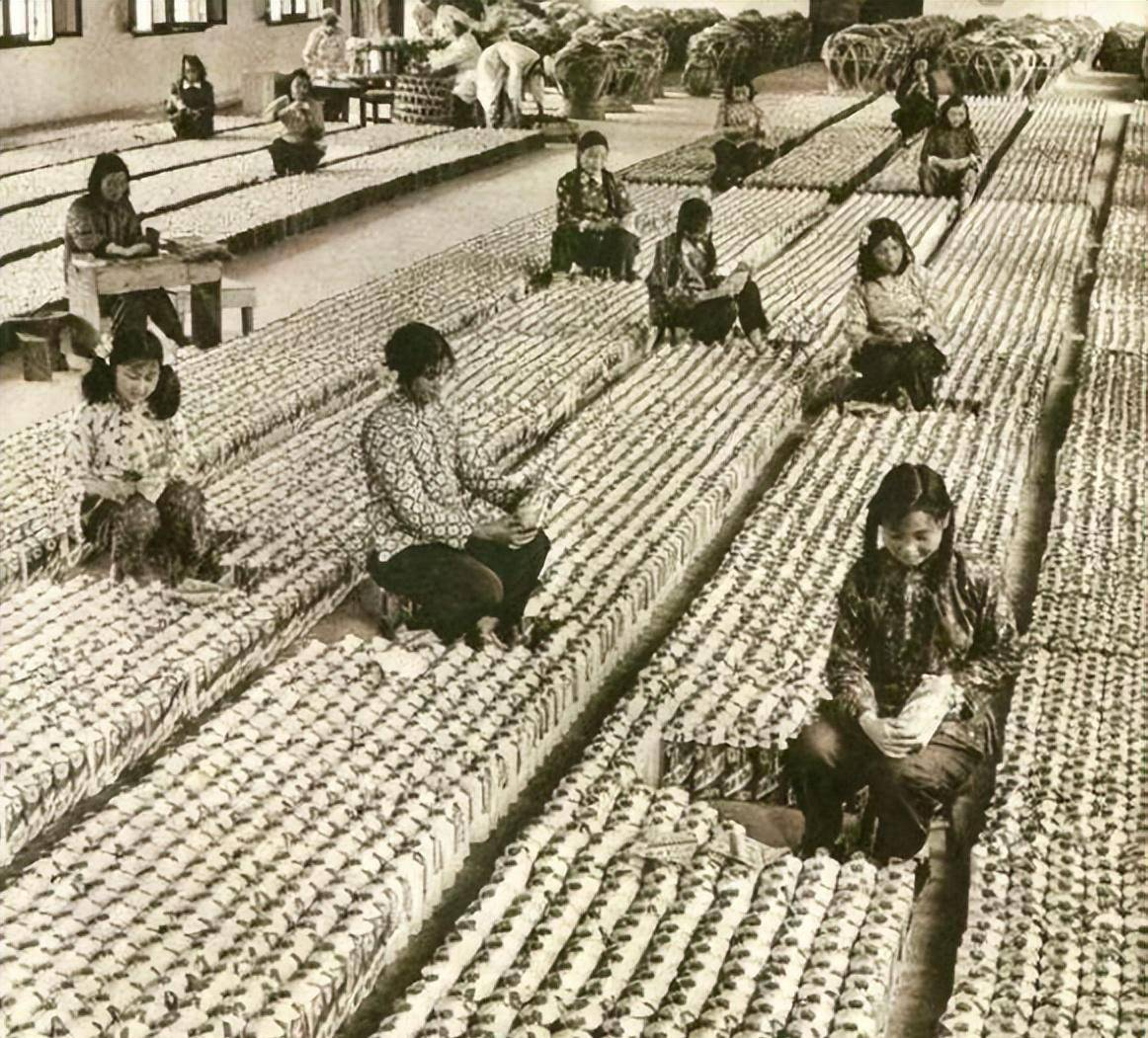 上世纪六十年代，正在给茅台酒贴标的工人