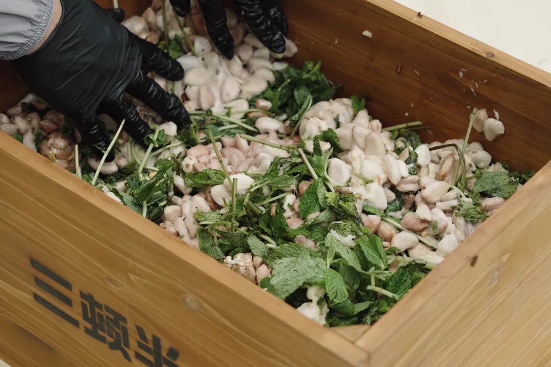 可可豆需经过发酵、干燥、烘焙才能变成巧克力，其中发酵环节最影响风味——环境中的微生物会分解可可豆，生成关键风味物质，使不同产地的巧克力味道迥异。三顿半团队尝试让可可豆分别和薄荷、山椒等物质一起发酵。