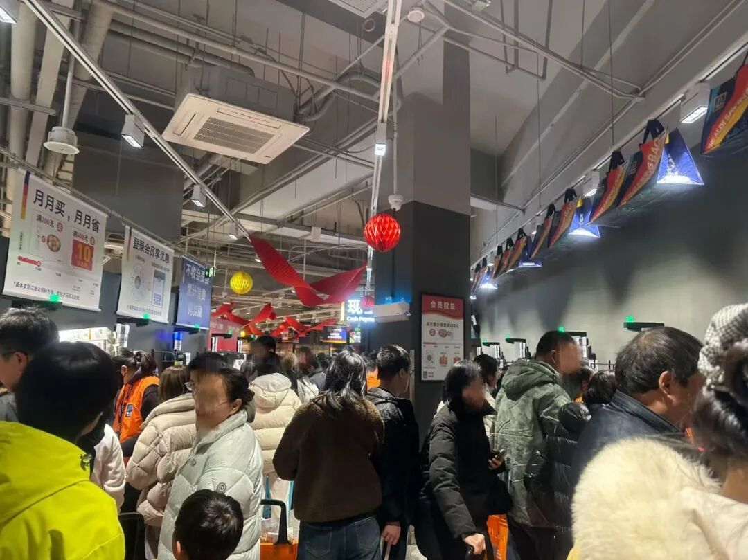 奥乐齐南京巧刻广场首日开业客流