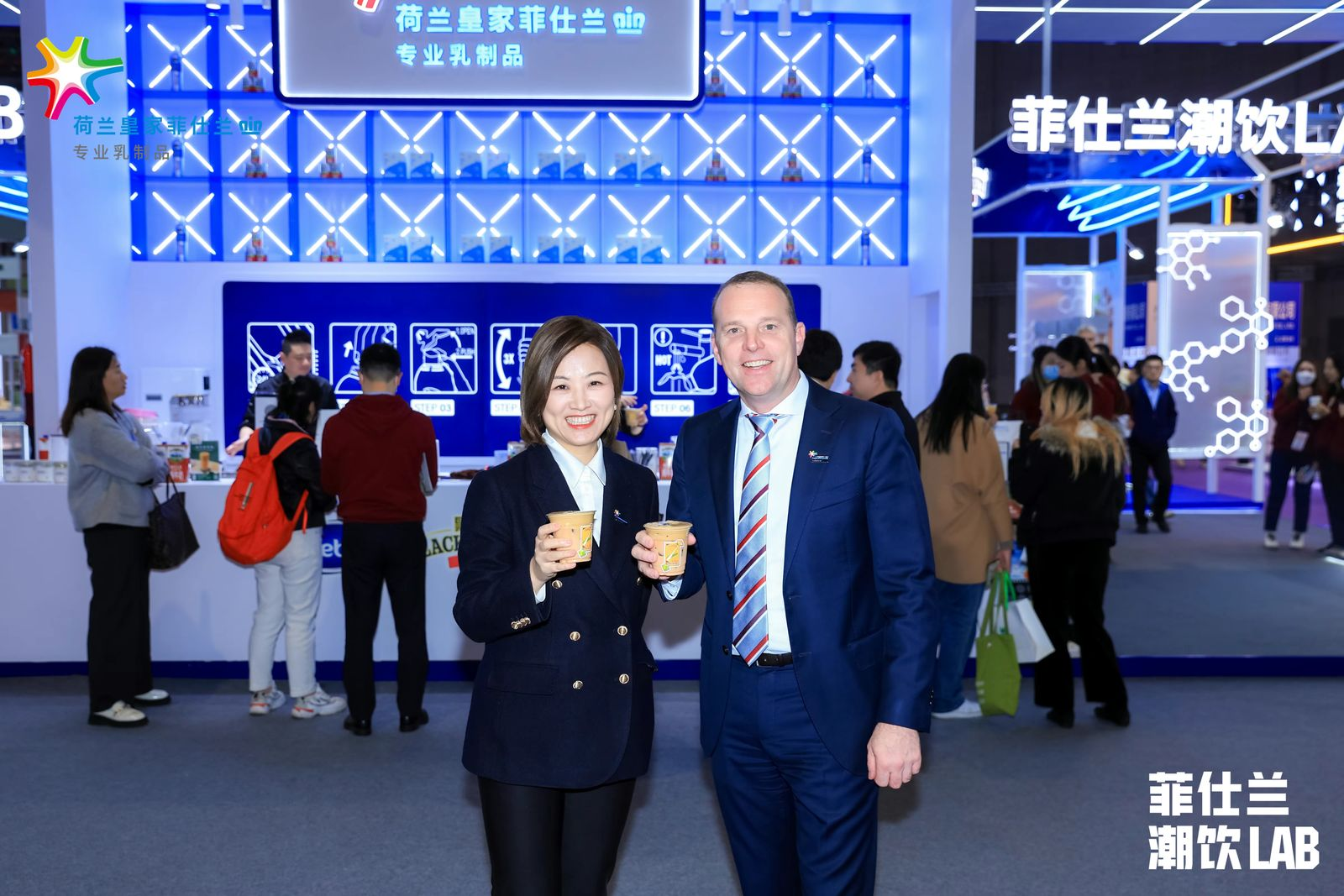 菲仕兰专业乳制品首席商务官mark&nbsp;stolzenbach先生（右） 菲仕兰专业乳制品中国区总经理杜静女士（左）