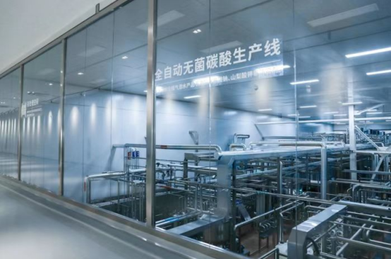 元气森林全自动无菌碳酸生产线 图片来源:新华网