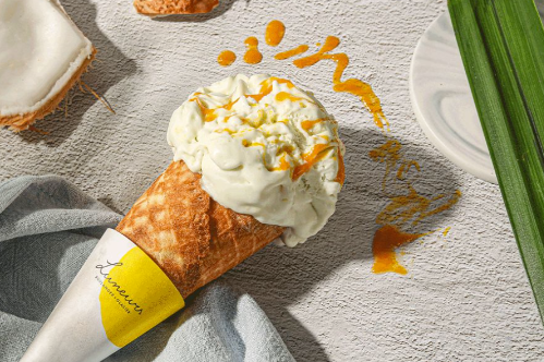 斑斓椰香-百香果酱冰激凌蛋筒