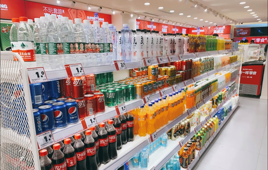 赵一鸣零食集合店的货架